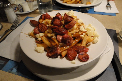 Poutine avec saucisses hot dog - Le Buffet de l
