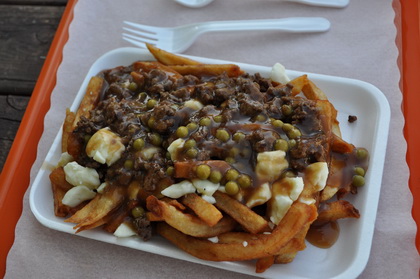Poutine steak hach� et pois - Casse-cro�te du Connaisseur (Tadoussac) - MaPoutine.ca