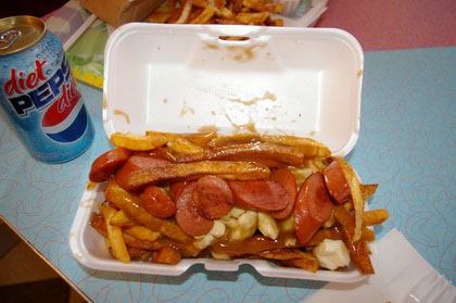 Poutine sauce brune avec saucisse - Pat Retro (Qu�bec Sillery) - MaPoutine.ca