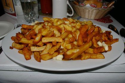 Poutine (grande) - Resto La Halte (Ange-Gardien, Qu�bec)