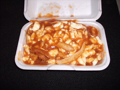 Poutine extra fromage extra sauce - Restaurant les Voltigeurs (Laval) - MaPoutine.ca