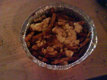 Poutine sauce brune (livr�e) - Casse-Cro�te Pierrot (Qu�bec) - MaPoutine.ca