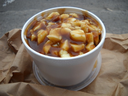 Petite poutine sauce hot-chicken avec fromage en grain - Restaurant Chez B�b� (Saguenay, Qu�bec)