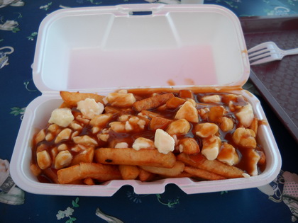 Poutine sauce brune (moyenne) - Le Petit Resto du Boulevard (Saint-Marc-des-Carri�res, Qu�bec)