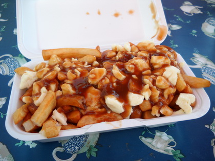 Poutine sauce brune - Le Petit Resto du Boulevard (Saint-Marc-des-Carri�res) - MaPoutine.ca